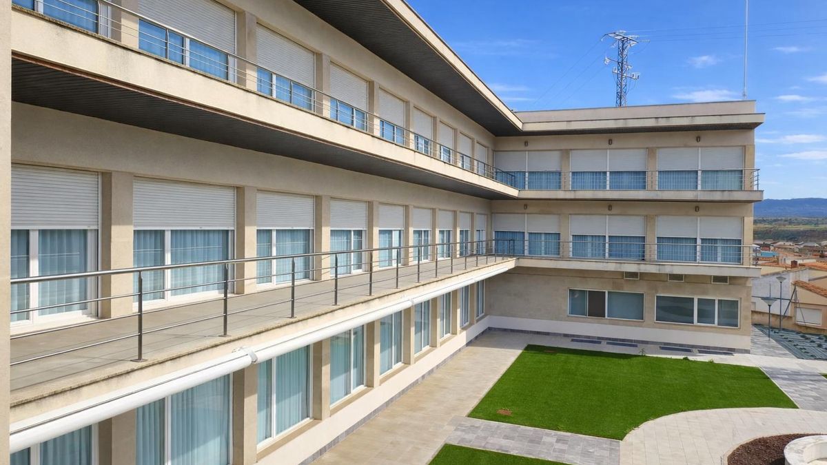 Jardín interior del Hogar La Villa en Quel