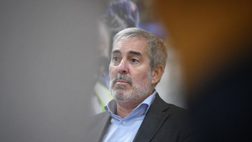 Archivo - El presidente de Canarias, Fernando Clavijo, durante la comparecencia ante los medios de comunicación.