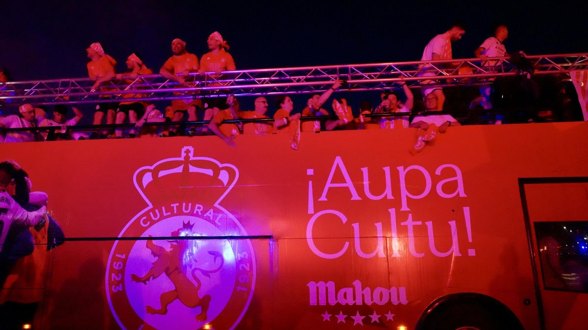 Celebración del ascenso de la Cultural a Segunda en Guzmán.