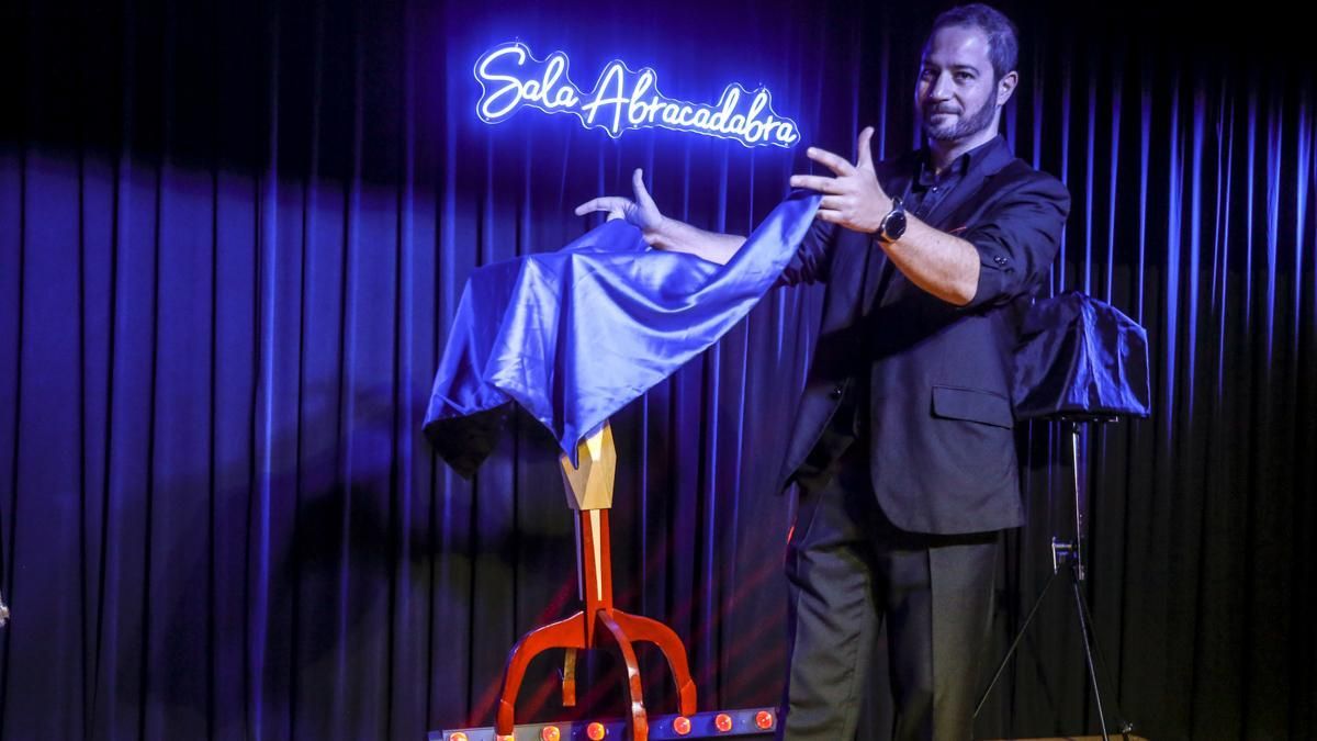 Isaac Deck, mago y gerente de la sala Abracadabra, primera sala de magia en Córdoba.