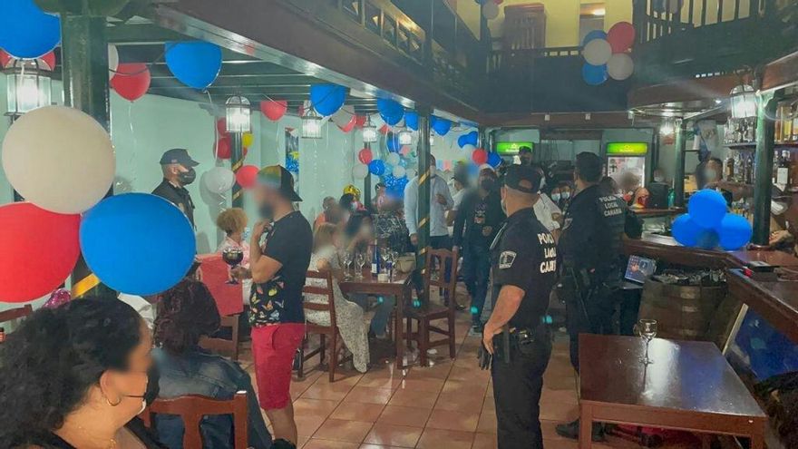 La Policía Local en el momento de la intervención en la fiesta ilegal