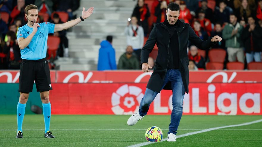 Scaloni fue homenajeado en Mallorca y dio el puntapié inicial en el partido ante Valladolid