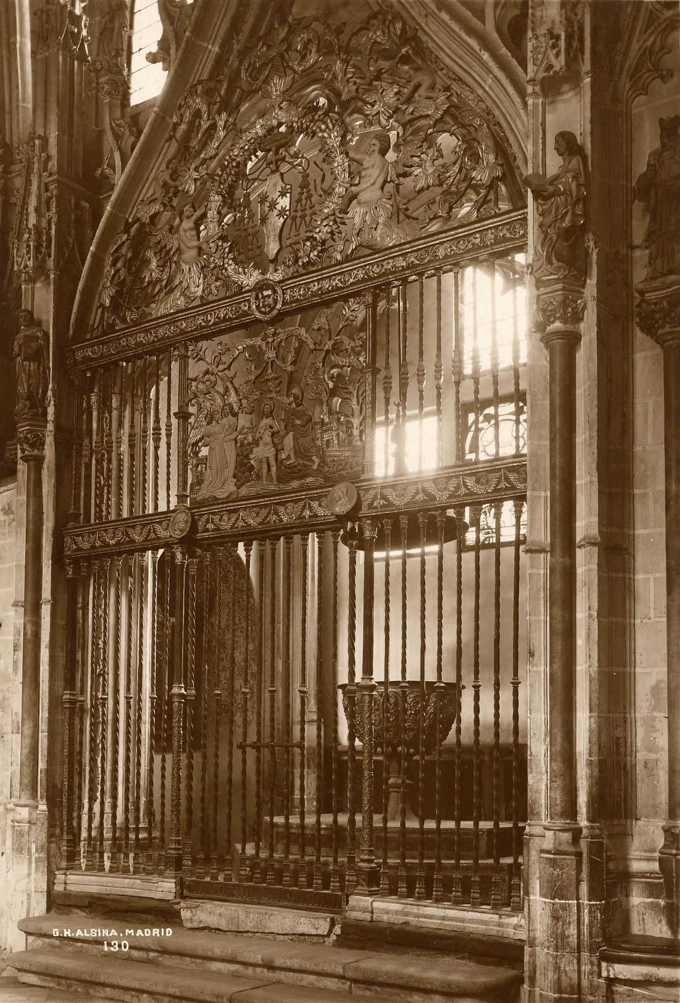Capilla Bautismal de la Catedral de Toledo, con pila del s. XV y reja plateresca sobre portada gótica. Años 40.