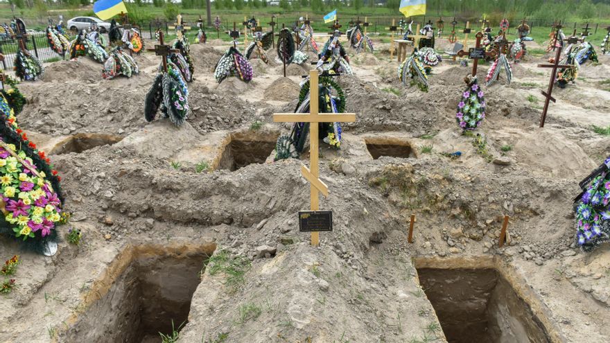Tumbas en el cementerio municipal de Bucha, Ucrania, en una imagen tomada el pasado 15 de mayo. EFE/EPA/OLEG PETRASYUK