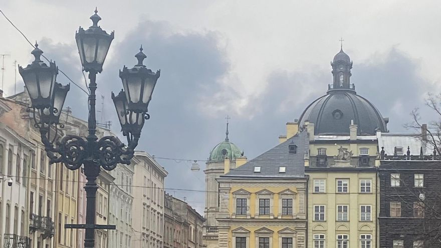 Autoridades de Leópolis reportan tres explosiones cerca de la ciudad.