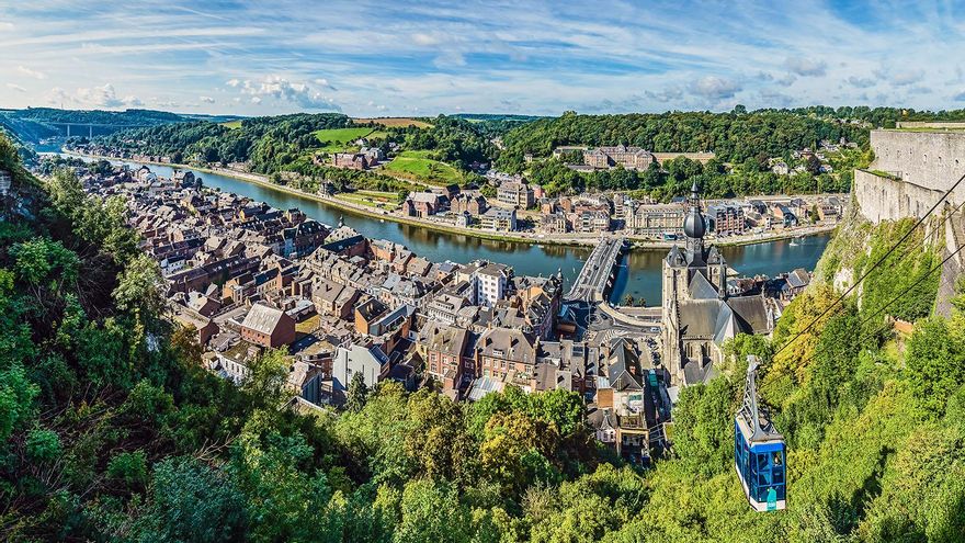 Subiendo hasta la Ciudadela a través del teleféric.