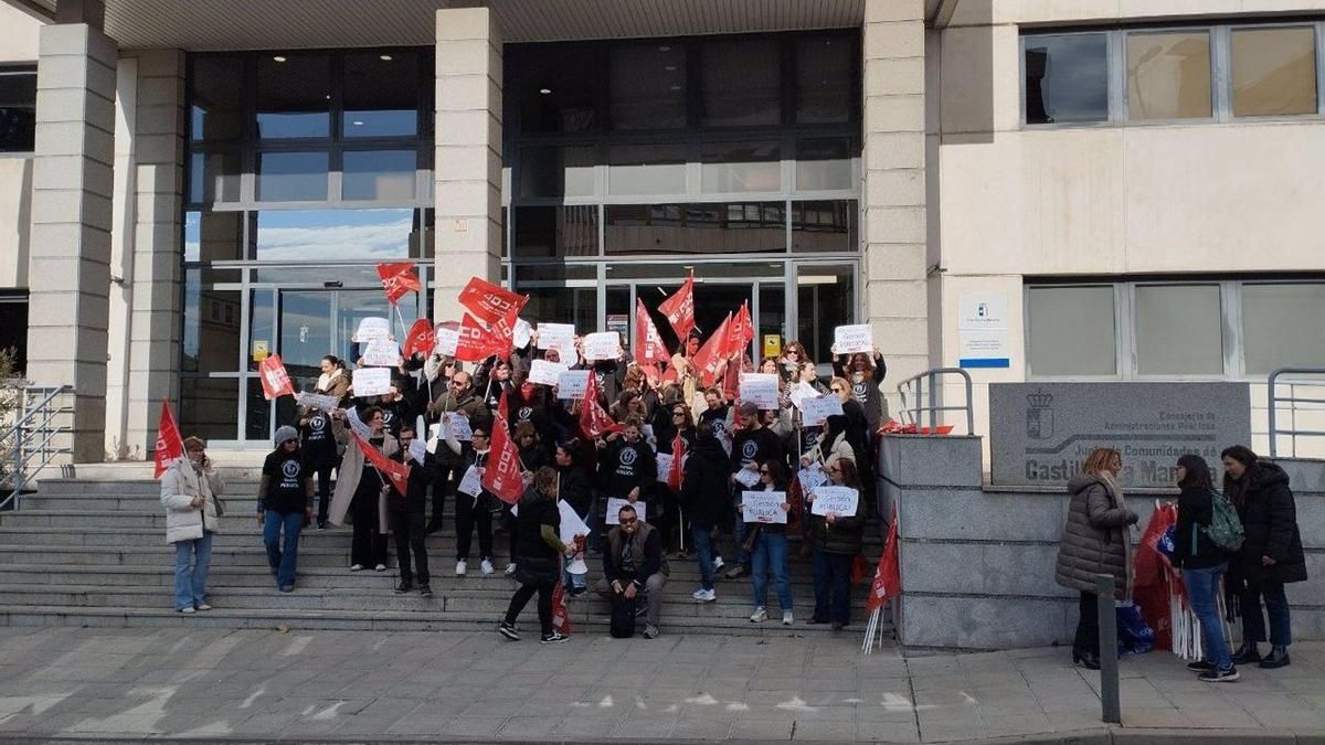 Concentración de la plantilla del Servicio de Emergencias del 112 de Castilla-La Mancha en la Consejería de Hacienda y Administraciones Públicas de Toledo