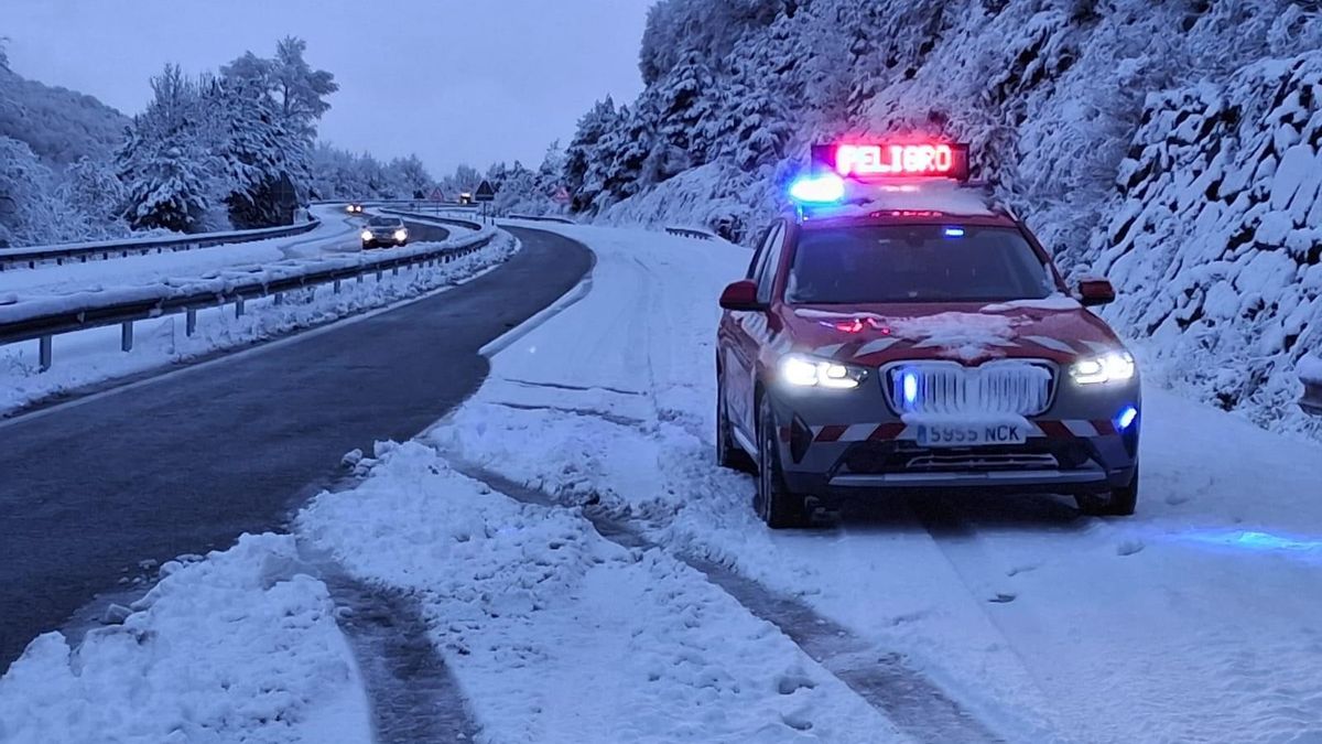 La nieve complica la circulación en Asturias: Pajares cerrado a camiones y catorce puertos con cadenas