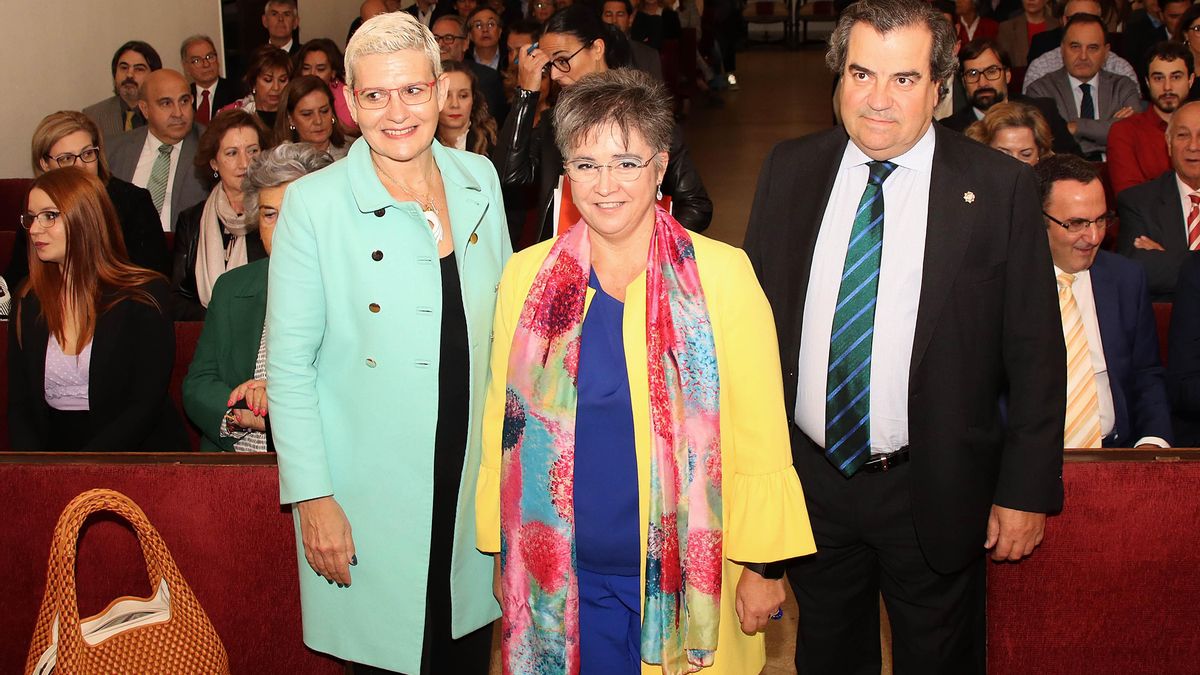 La consejera delegada de Pharmadus, Beatriz Escudero (i), recibió el premio.