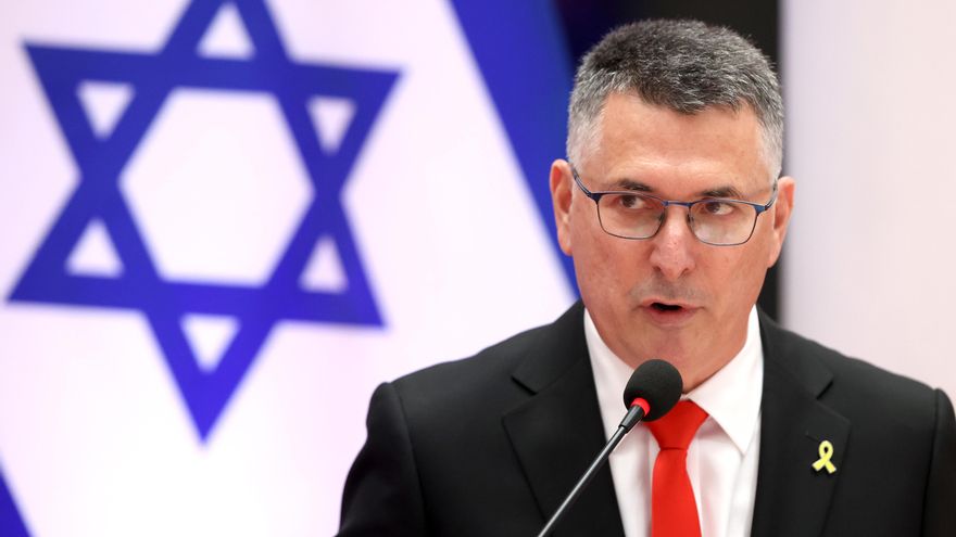 El ministro de Relaciones Exteriores de Israel, Gideon Saar, habla durante una declaración este lunes, en la Cancillería de Paraguay en Asunción (Paraguay). EFE/ Juan Pablo Pino