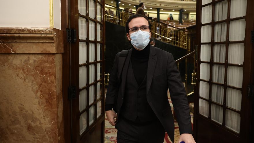 El ministro de Consumo, Alberto Garzón, sale de una sesión  control en el Congreso de los Diputados, a 16 de febrero de 2022, en Madrid (España).