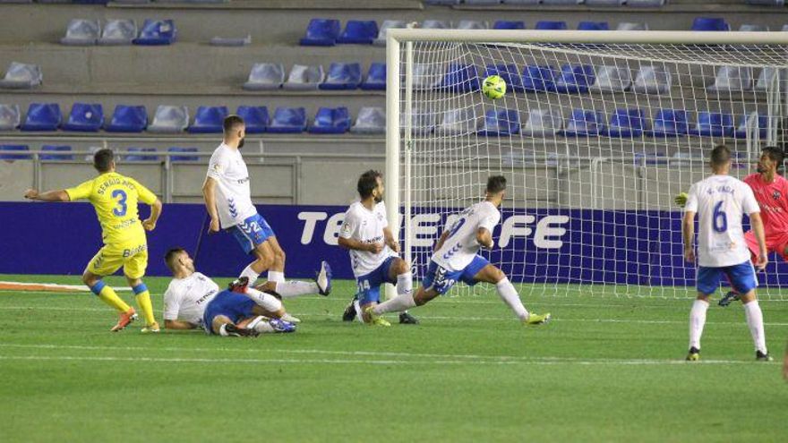 Las peñas del CD Tenerife critican el día y la hora del derbi