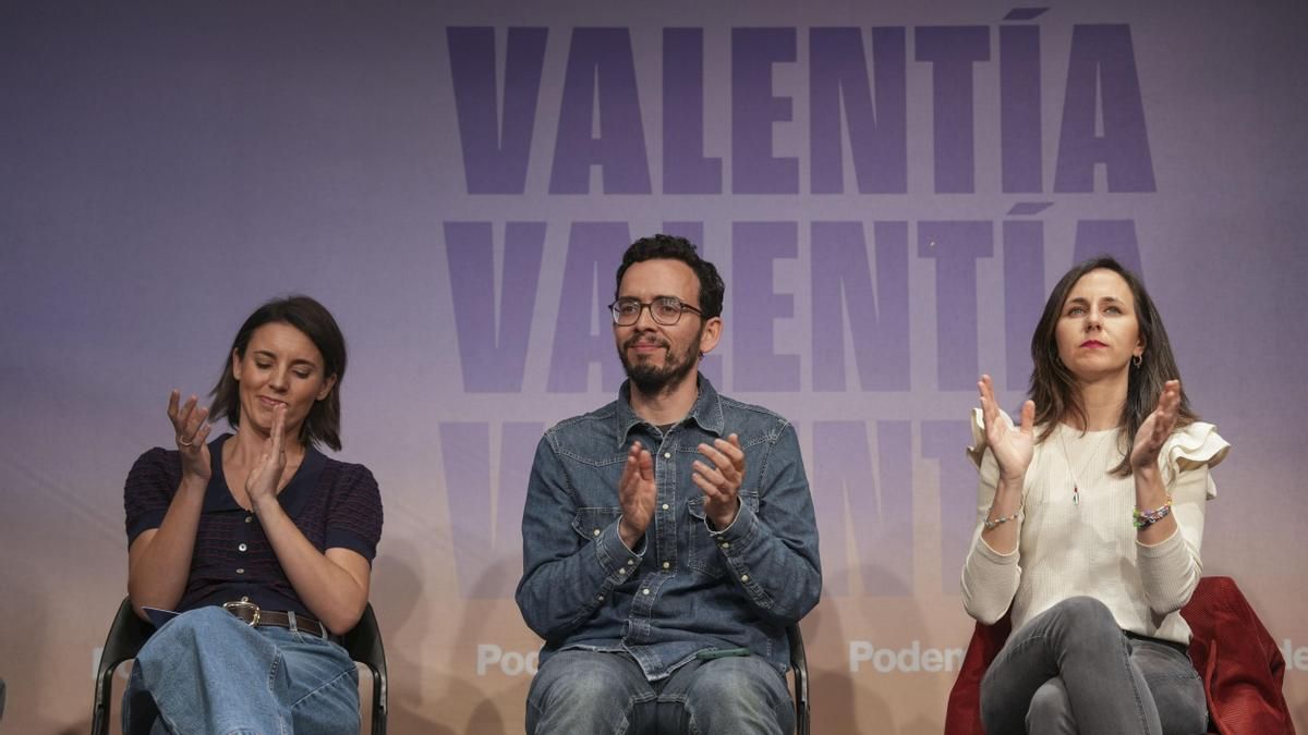 Ione Belarra (d), secretaria general y diputada de Podemos, Irene Montero, secretaria política de Podemos y eurodiputada; Pablo Fernández, secretario de organización y portavoz de Podemos; y Miguel Ángel Llamas (c), candidato de Podemos-Alianza Verde a la Presidencia de la Junta de Castilla y León, participan en el acto de fin campaña electoral en Valladolid este viernes