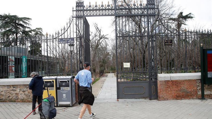 Vista de la puerta de entrada del Alcalde Sáinz de Baranda al parque del Retiro, en la avenida de Menéndez Pelayo, que conduce a la Biblioteca Eugenio Trías.