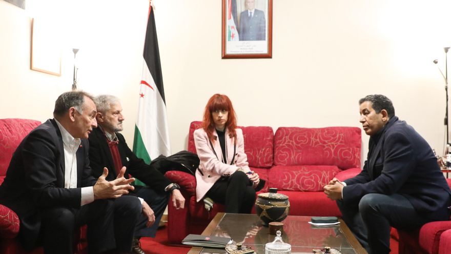 Enrique Santiago, Willy Meyer y Marta Martín durante una reunión con el delegado del Frente Polisario para España, Abdulah Arabi.