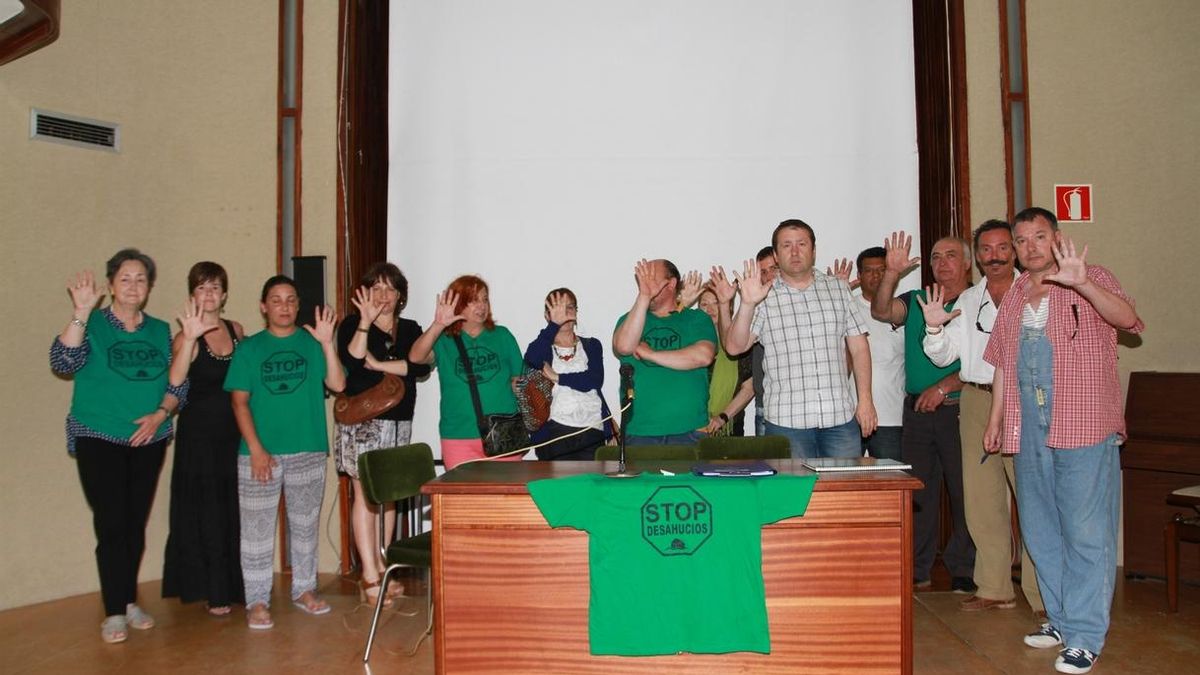 Miembros de la PAH reclaman a los partidos que acepten sus cinco propuestas en materia de desahucios.