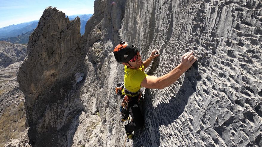 Eneko escalando el décimo largo.