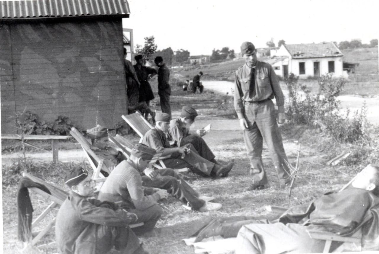 Las tripulaciones alemanas descansan en el aeródromo de Pontejos a la espera de una nueva misión de bombardeo.