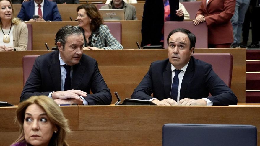 El síndic del grupo popular en las Corts Valencianes y secretario general del PP de la Comunitat Valenciana, Juanfran Pérez Llorca (d), durante el debate de investidura del nuevo president de la Generalitat valenciana, en Les Corts Valencianes, a 27 de noviembre de 2025, en Valencia, Comunidad Valenciana (España).