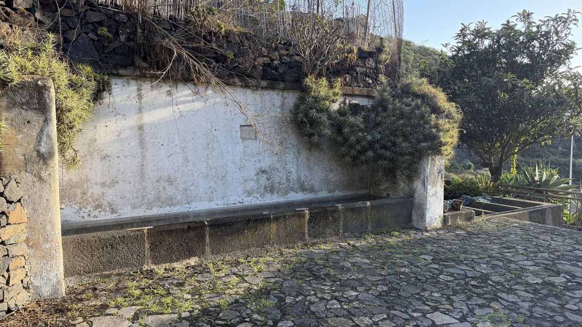 Abrevadero y tres piletas, situado en el arranque del camino real que sube a Velhoco atravesando la confluencia de los barrancos del Río y Quintero.