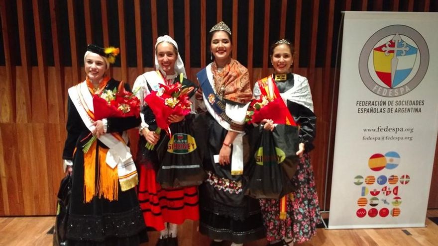 Las cuatro elegidas, con la 'reina' Micaela Saenz segunda por la derecha.