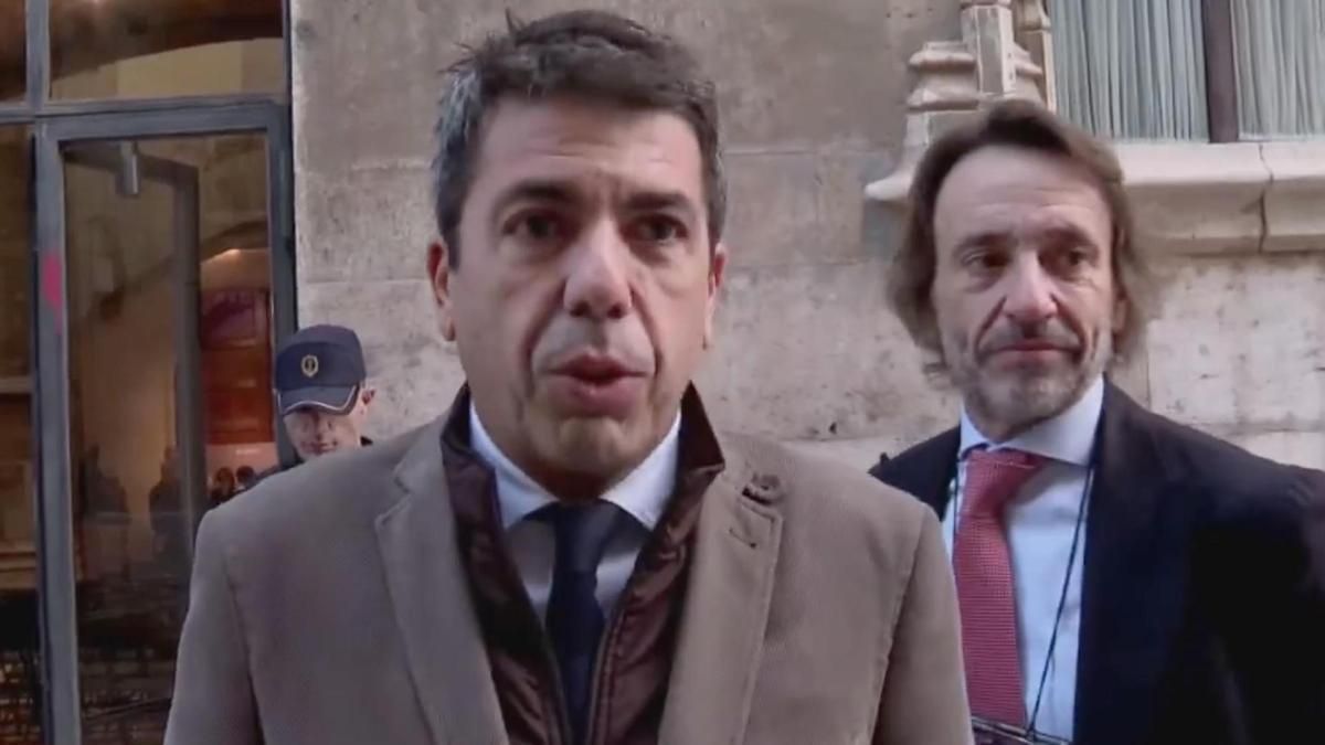 El president Carlos Mazón respon a preguntes d'À Punt acompanyat pel seu cap de gabinet, José Manuel Cuenca.