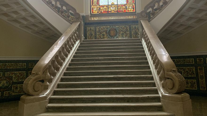 Escalera principal de la Facultad de Derecho de la Universidad de Valladolid.