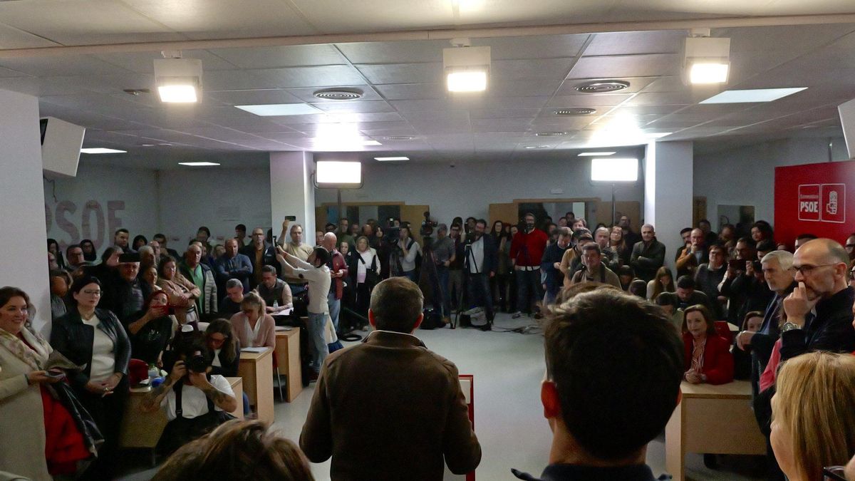 Gallardo hablando a los dirigentes y militantes socialistas en la sede del partido en Mérida esta noche tras su victoria