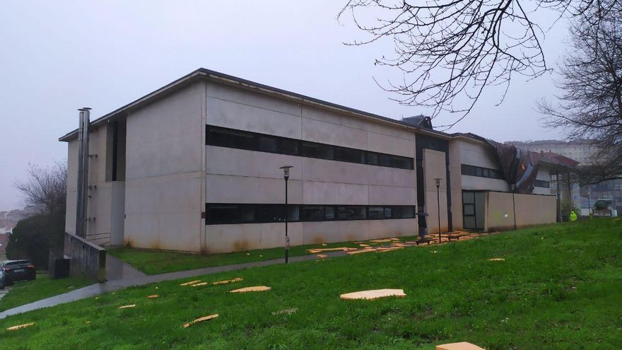 Coches destrozados por la caída de árboles, tejados arrancados y problemas en el transporte tras el paso de Kirk por Galicia