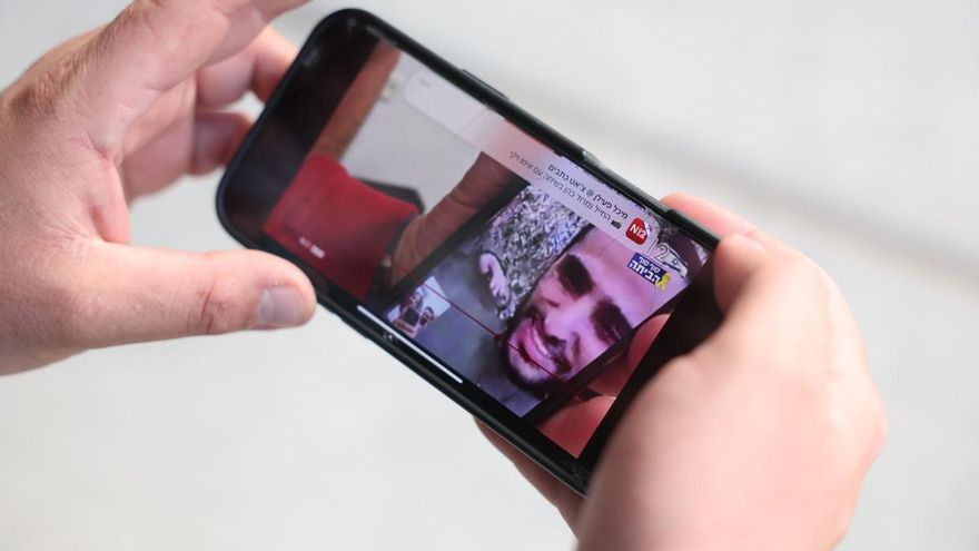 El rehén Nimrod Cohen habla con su familia antes de ser liberado por Hamás