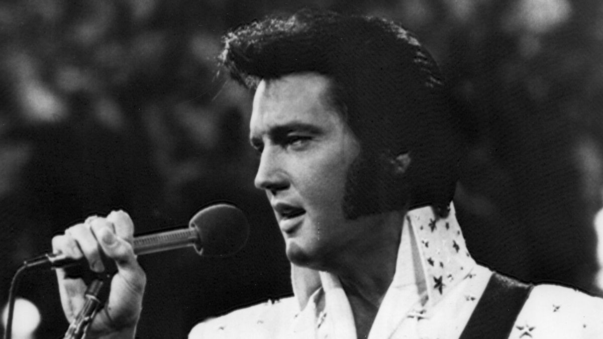 El cantante estadounidense, Elvis Presley, durante uno de sus últimos conciertos.