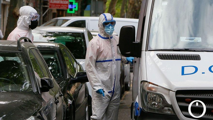 Personal sanitario recogen a una paciente para trasladarla al Hospital Reina Sofía