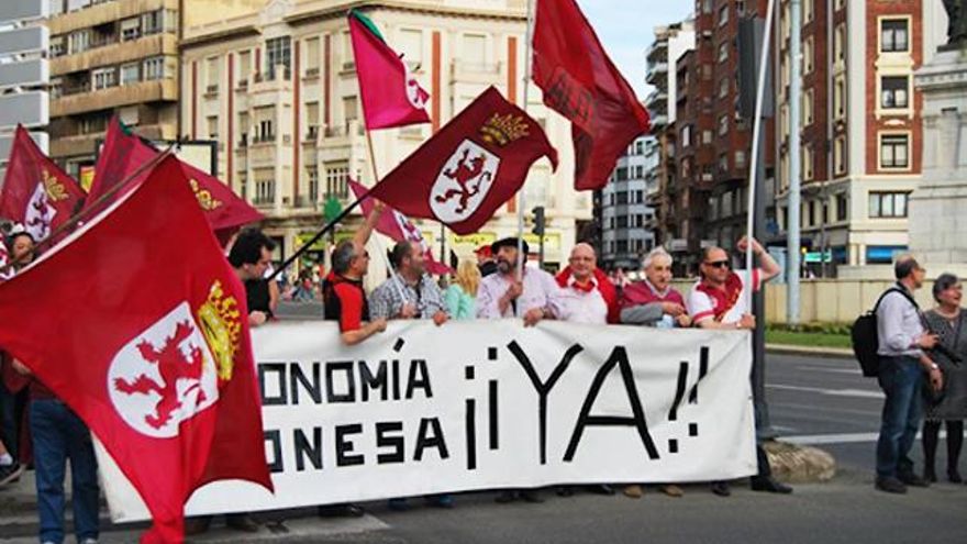 Una manifestación leonesista en la que se puede ver a Cheva y Máximo Soto.