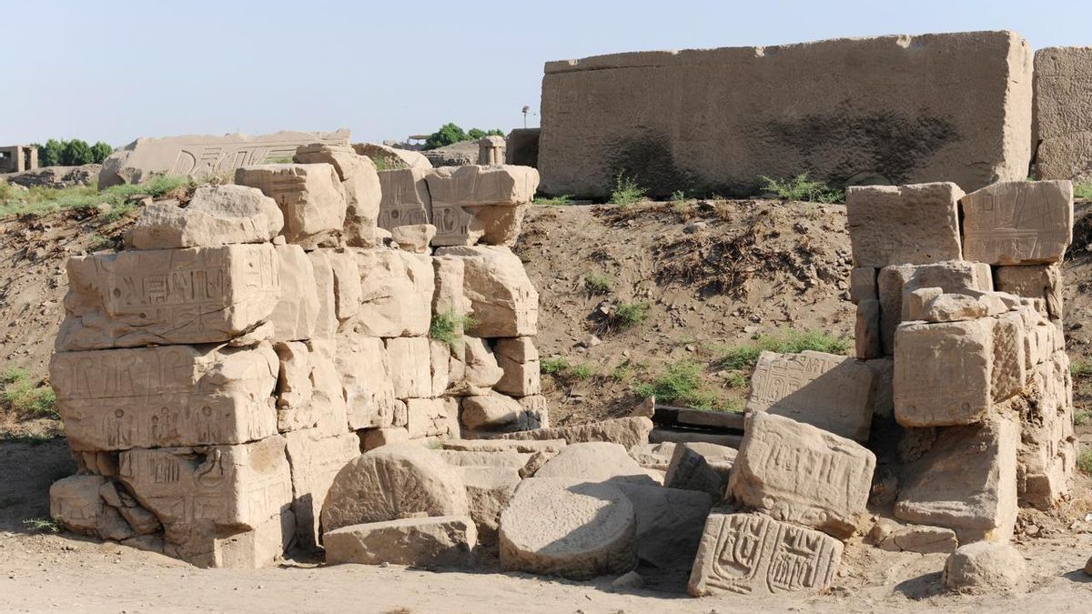 Un responsable explica que los textos hablan de la renovación de un muro protector, y esa información encaja con las evidencias arquitectónicas localizadas durante la excavación