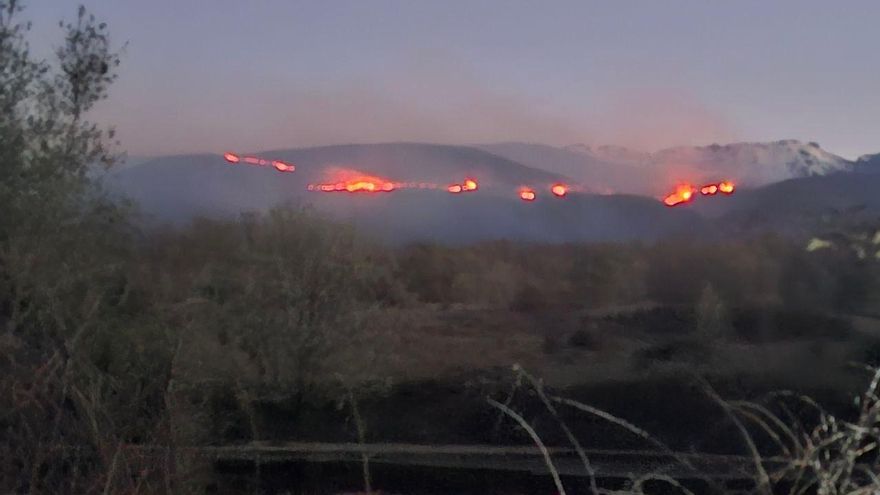 El incendio de Tornavacas queda estabilizado mientras sigue activo el de alta montaña en Losar de la Vera