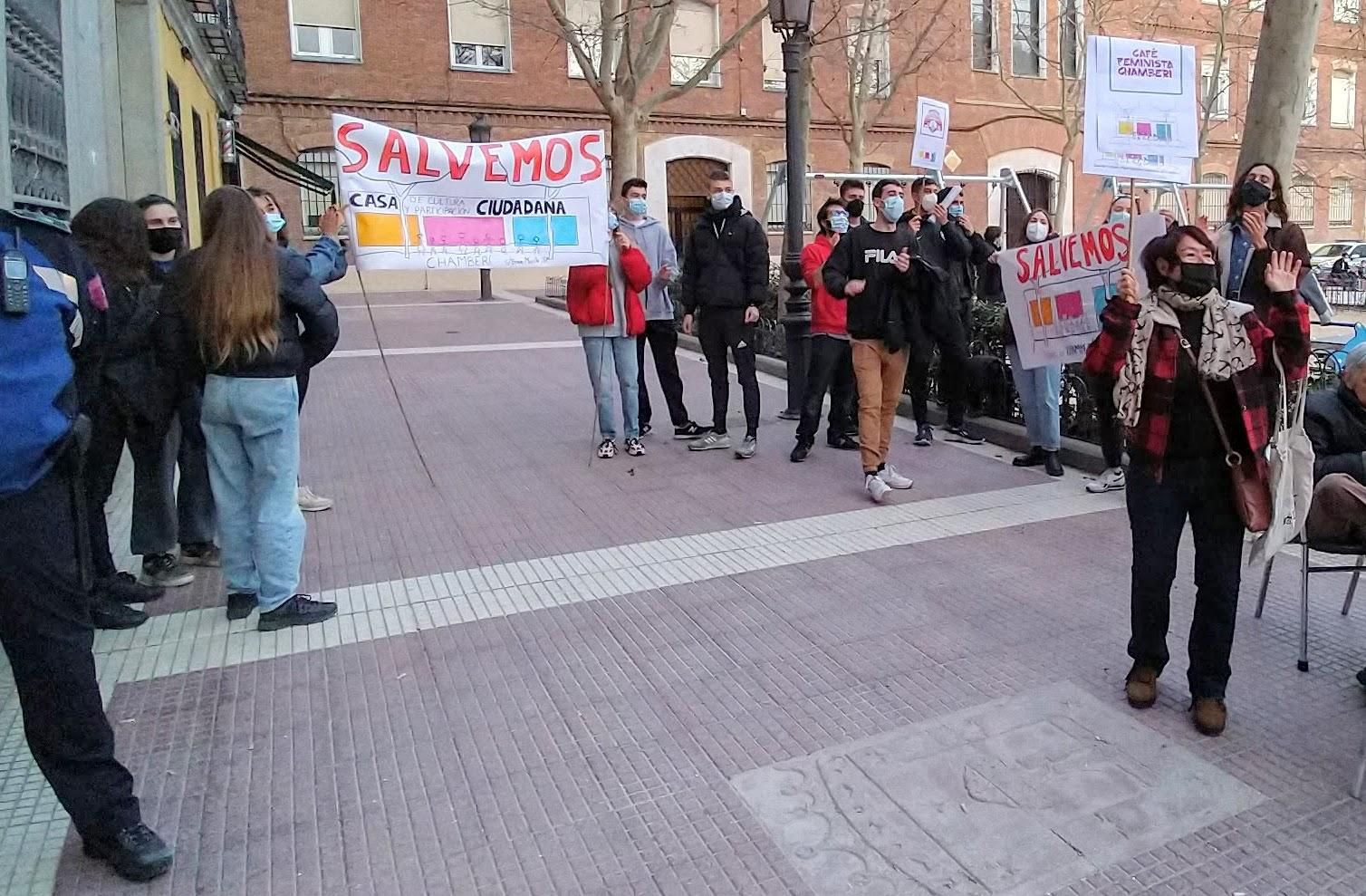 Concentración Casa Cultura - Jóvenes con la pancarta