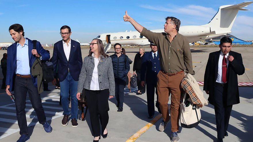 El subsecretario de Estado de EE.UU. arriba a Bolivia para la investidura de Rodrigo Paz