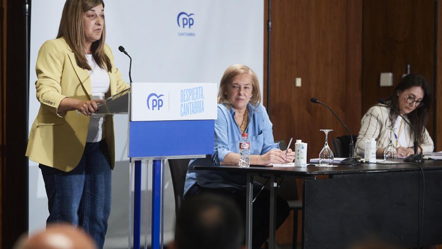 La presidenta del Partido Popular de Cantabria, María José Sáenz de Buruaga (i), y la secretaria general, María José González Revuelta (c), durante la reunión de la Junta Directiva Regional del PP.