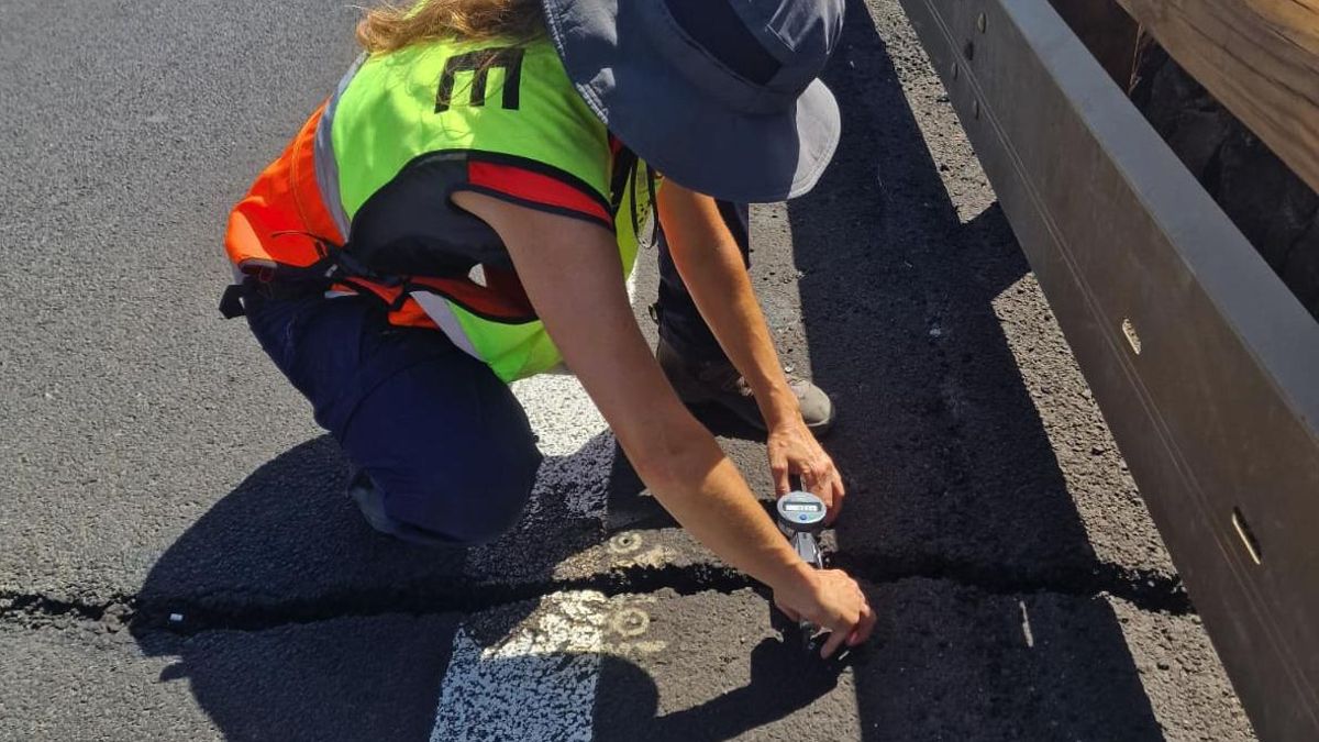 Proceso de medición de las fisuras en la isla de La Palma.