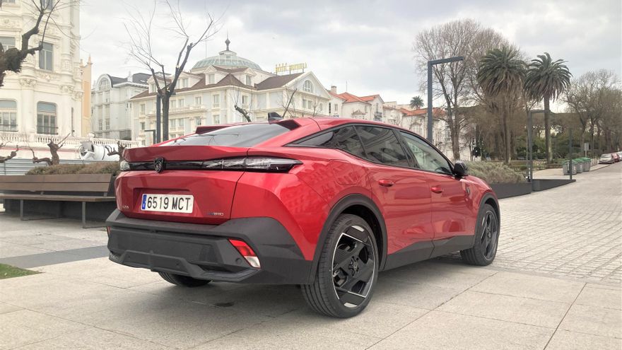 El 408 aporta una silueta poco vista que combina un diseño de fastback deportivo con obligados guiños a los SUV.