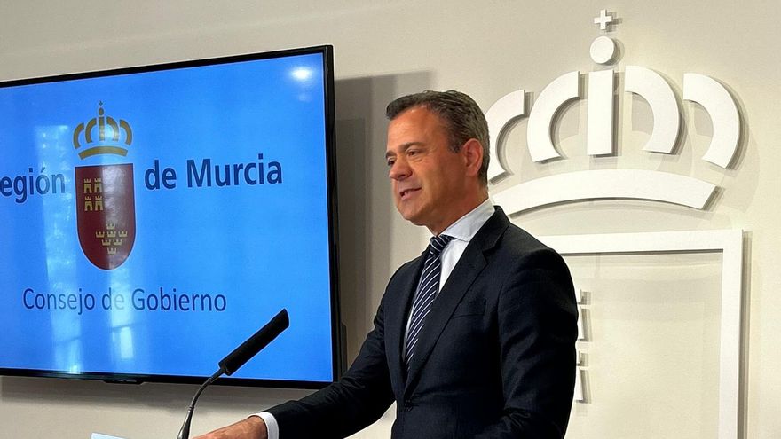 Una ruptura por 16 niños y niñas: Vox cumple su amenaza en Murcia y el Gobierno regional pende de un hilo