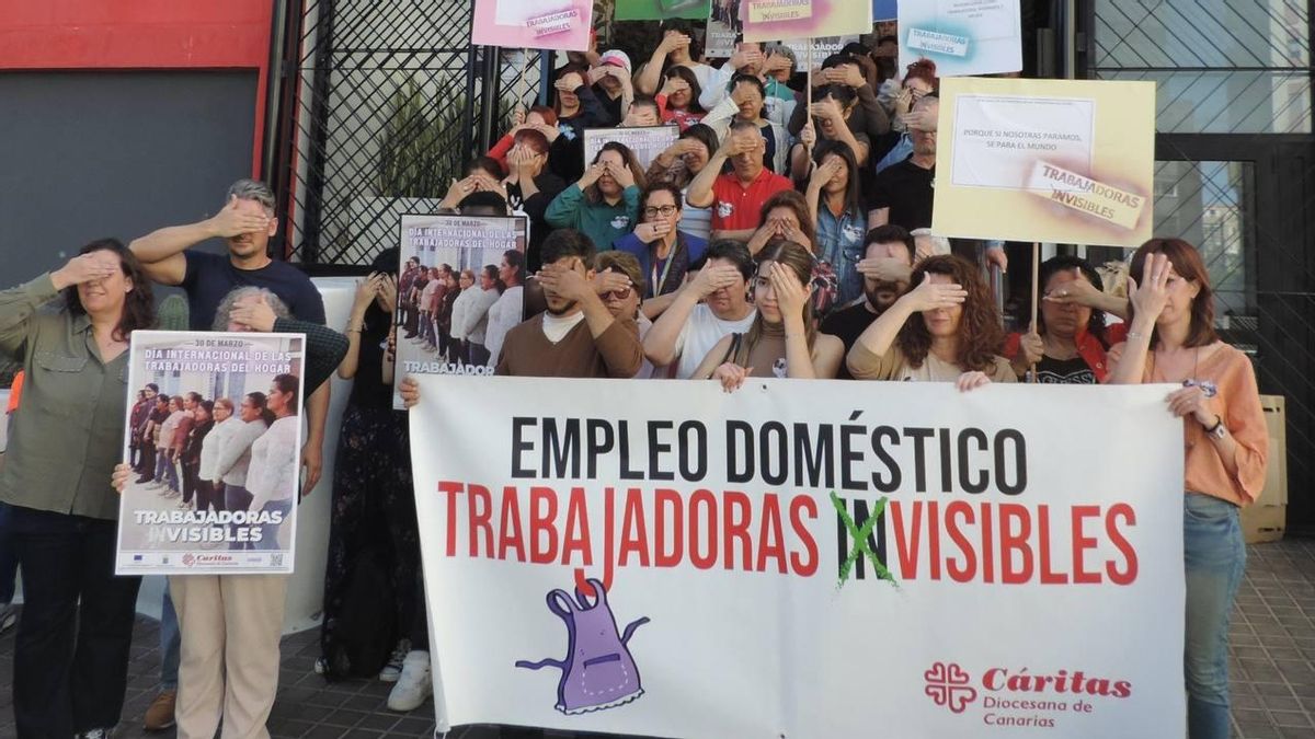 Empleadas de hogar en una concentración fuera de Cáritas Diocesana.