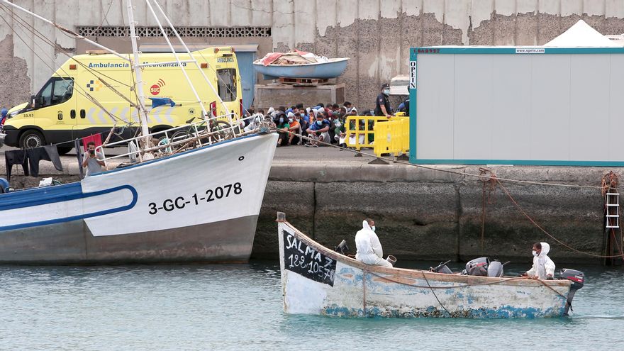 El muelle de Arguineguín alcanza su máximo con 1.352 migrantes albergados