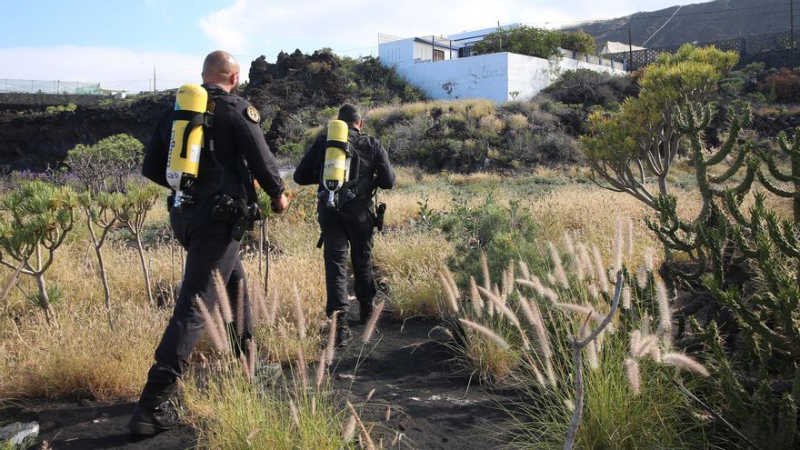 Dos agentes de la Guardia Civil acuden a tomar mediciones de gases en el barrio de La Bombilla el pasado 18 de mayo