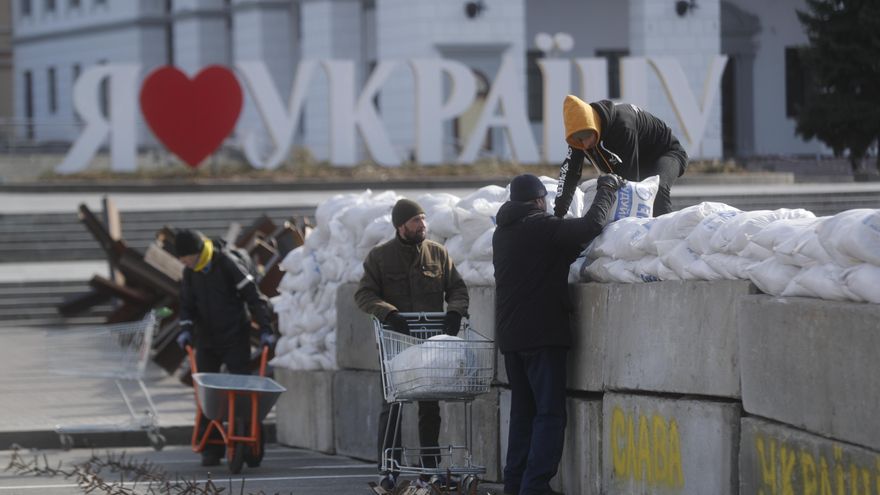 Rusia amplía sus bombardeos hacia el oeste de Ucrania y aumentan refugiados EFE/EPA/ZURAB KURTSIKIDZE