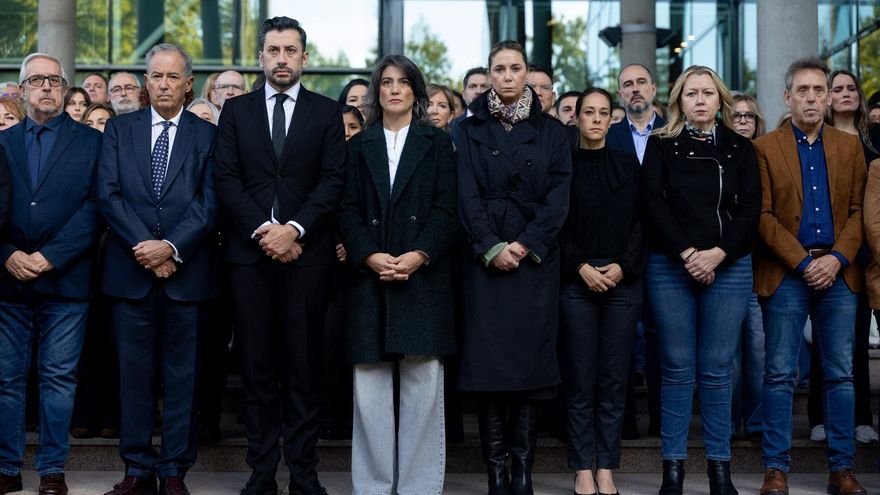 Los diputados de la Asamblea de Madrid durante un minuto de silencio por el accidente ferroviario en Urda, frente a la Asamblea de Madrid, a 29 de octubre de 2026, en Madrid (España). Eduardo Parra / Europa Press