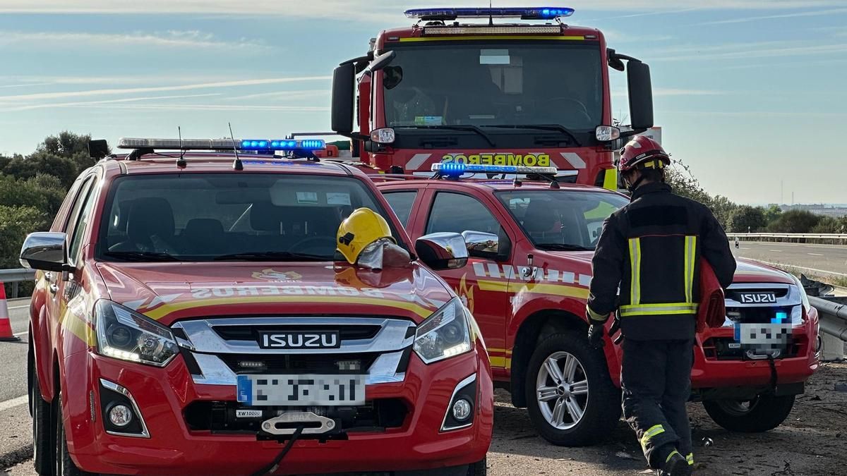 Efectivos de los Bomberos de León y del Sepeis de la Diputación en el accidente de tráfico.