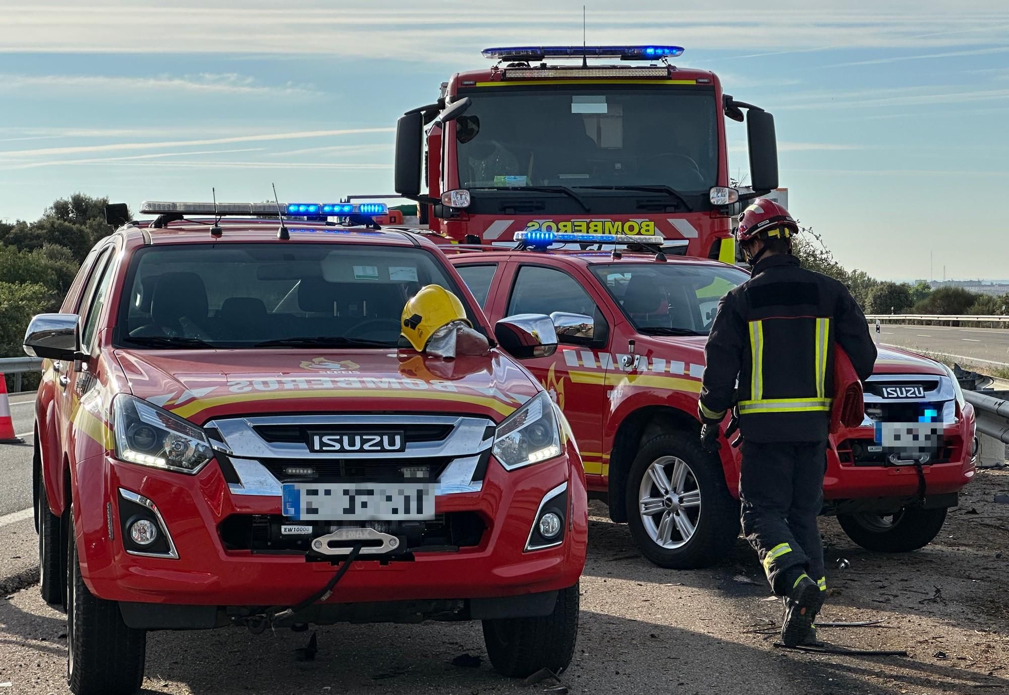 Efectivos de los Bomberos de León y del Sepeis de la Diputación en el accidente de tráfico.