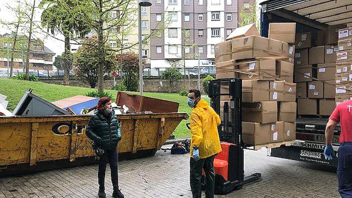 Entrega del material sanitario en Valdecilla.