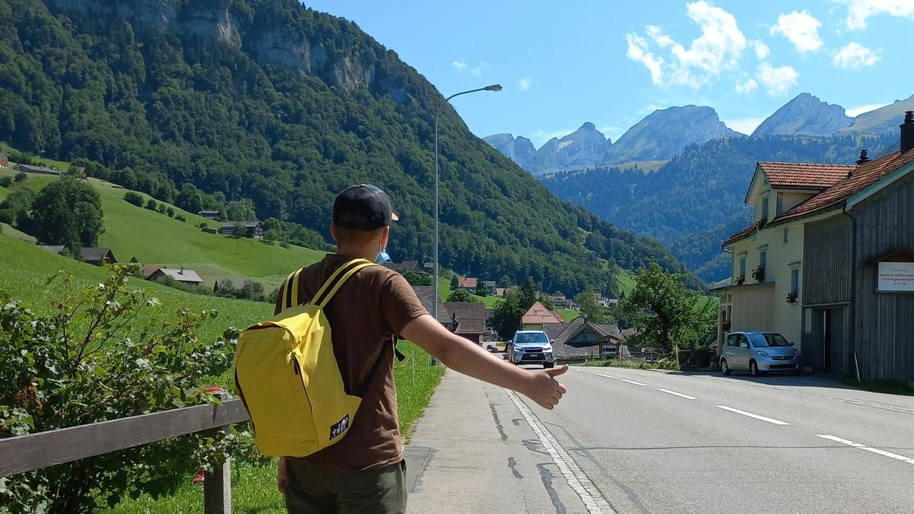 Un autoestopista en las carreteras de Suiza